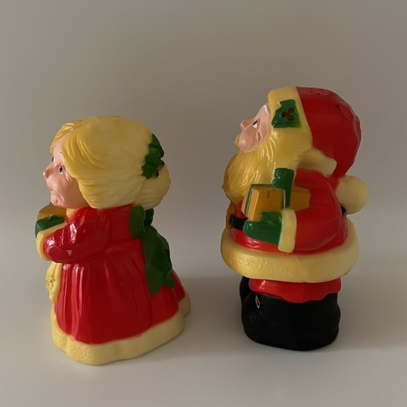 Hallmark Santa & Mrs. Claus Salt and Pepper Shaker Set - Picture 11 of 14